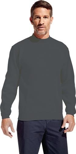 Mann trägt ein schlichtes Sweatshirt