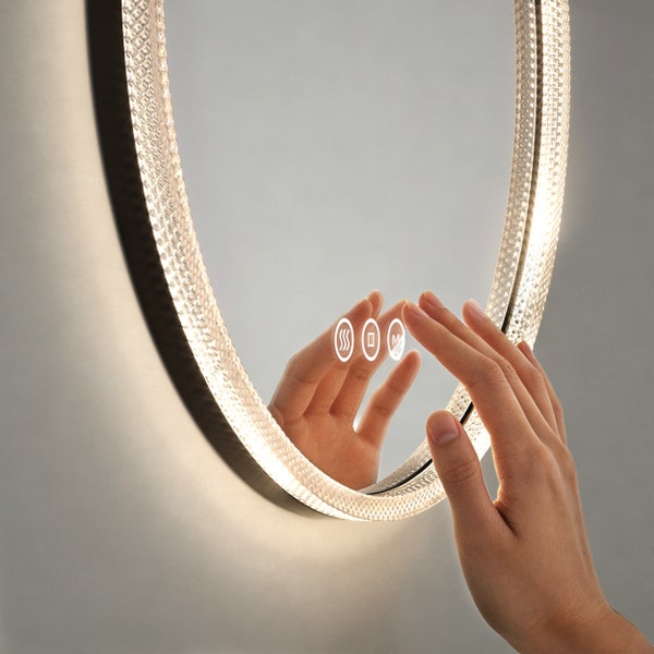 Ovaler Spiegel mit Beleuchtung und Touch-Funktion wird per Hand bedient