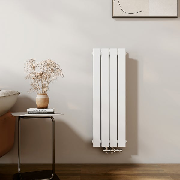 Weißer Heizkörper im modernen Wohnraum.