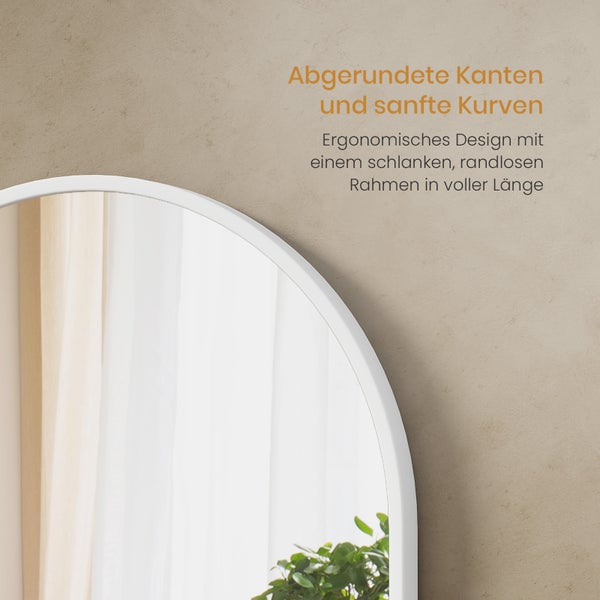 Detailaufnahme eines Spiegels mit abgerundeten Kanten und einem schmalen, rahmenlosen Design