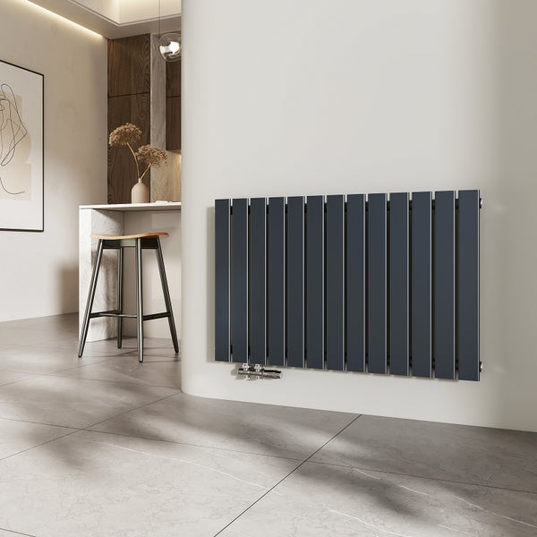 Wandheizkörper mit horizontalen Paneelen im Wohnraum