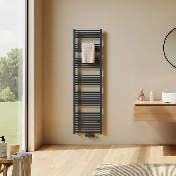 Moderner Handtuchheizkörper in Anthrazit in einem hellen, minimalistischen Badezimmer mit Holzfußboden und Waschtisch aus Holz.