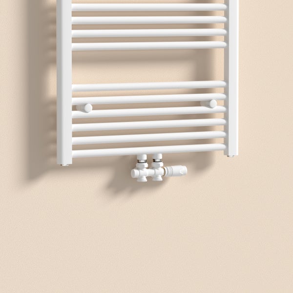 Weißer Heizkörper mit Thermostat an der Wand