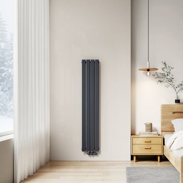 Grauer Heizkörper an der Wand im Schlafzimmer.