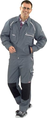 Ein Mann trägt eine strapazierfähige Arbeitsjacke und eine passende Arbeitshose mit Knieverstärkungen als robuste Berufsbekleidung.