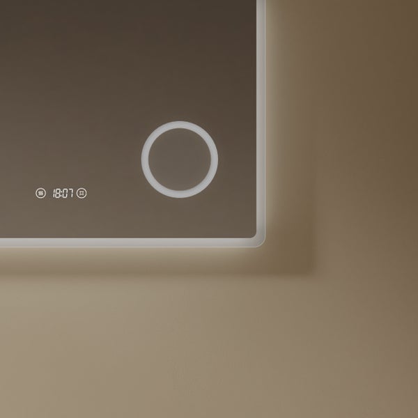 Detailansicht eines Spiegels mit digitaler Anzeige und beleuchtetem Knopf