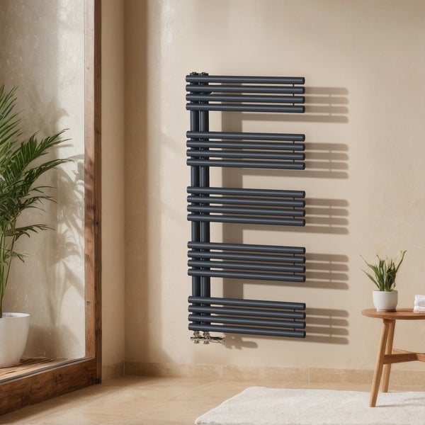 Dekorativer Badheizkörper mit horizontalen Heizrohren an einer Wand im Badezimmer.