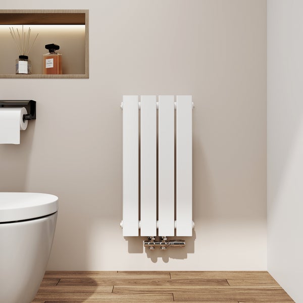 Badezimmer mit Heizkörper, Toilette und Dekoration im Regal