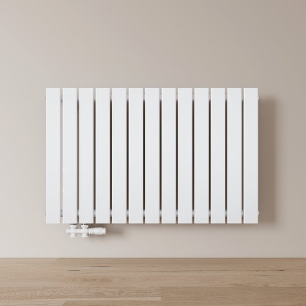 Weißer Wand-Designheizkörper mit vertikalen Flachprofilen und einem Thermostatventil.