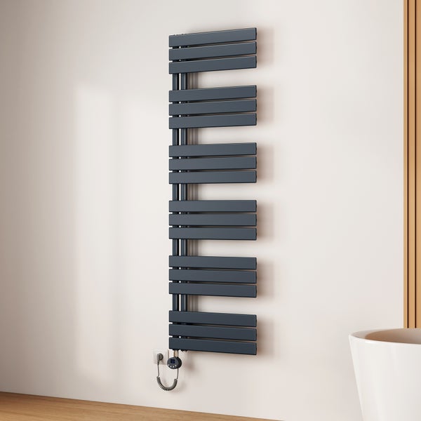 Elektrischer Handtuchwärmer mit horizontalen Heizstäben im Badezimmer