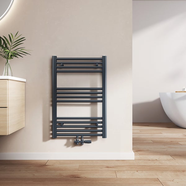 Badezimmer Szene mit einem anthrazitfarbenen Handtuchwärmer an der Wand