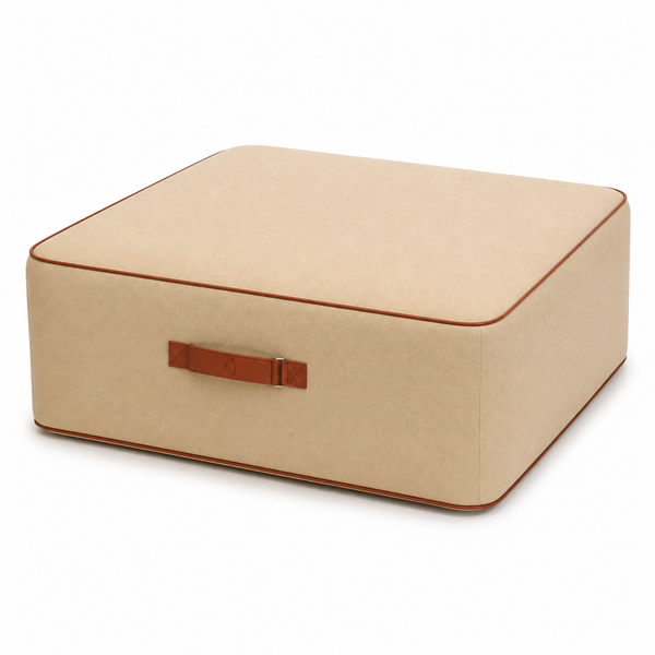 Rechteckiges Hundebett in Beige mit brauner Paspelierung und einem Tragegriff aus Leder.