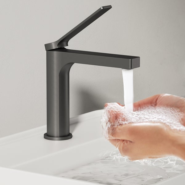 Eine Armatur im Badezimmer mit laufendem Wasser, das in die Hände fließt