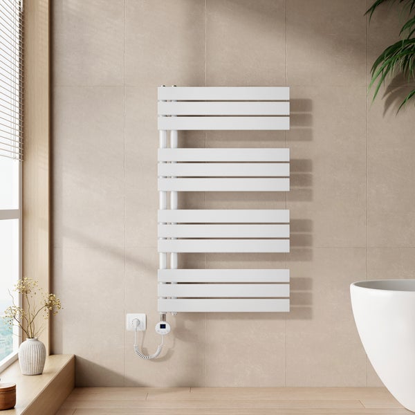 Moderner weißer Elektro-Handtuchheizkörper mit asymmetrischen horizontalen Paneelen an einer beige gefliesten Badezimmerwand.