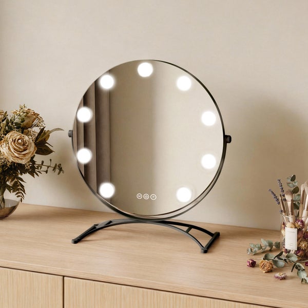 Runder Kosmetikspiegel mit Beleuchtung auf einem Schminktisch