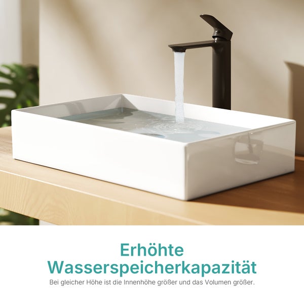 Rechteckiges Aufsatzwaschbecken mit schwarzer Armatur und Wasserhahn