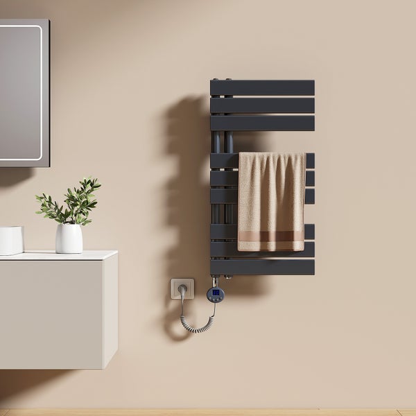 Modernes Badezimmer mit beheiztem Handtuchhalter, Waschtisch und Spiegel