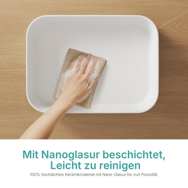Reinigung eines weißen Keramikwaschbeckens mit Nanobeschichtung