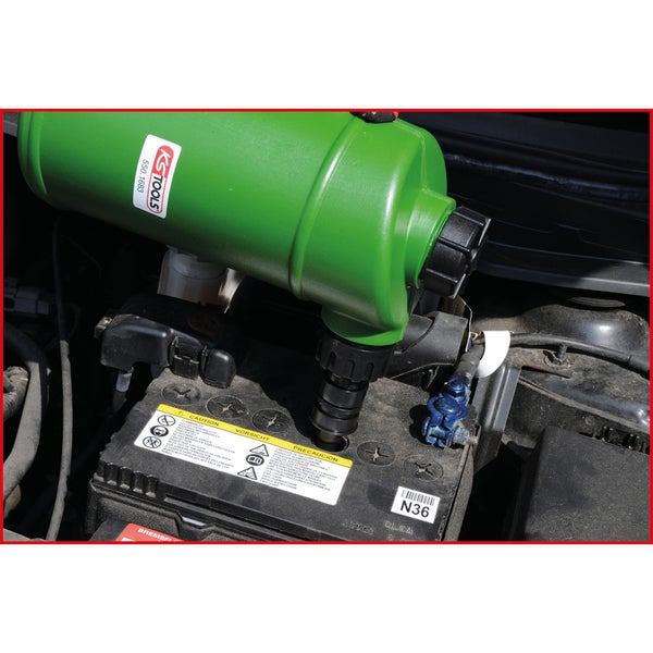 KS Tools Batteriewasser-Füllbehälter beim Befüllen einer Autobatterie im Motorraum.