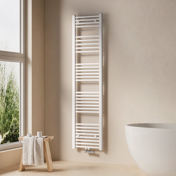 Badezimmer mit Handtuchwärmer, Badewanne und Fenster für ein helles, organisiertes Ambiente.