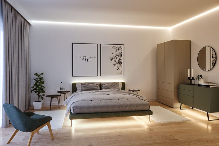 Helles Schlafzimmer mit Bett, Nachttischen, Kommode, Schrank und Stuhl