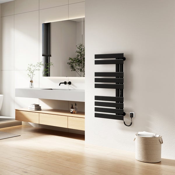 Modernes helles Badezimmer mit schwarzem elektrischem Handtuchheizkörper, weißem Waschtisch, hellem Holzunterschrank und Holzfußboden.