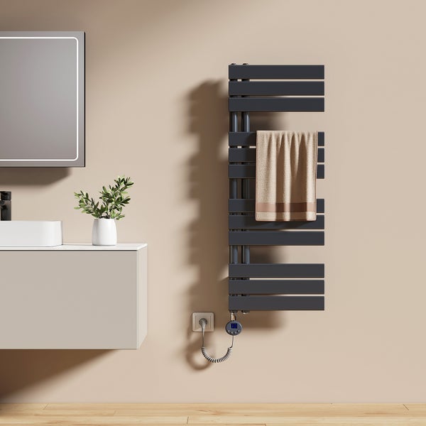 Badezimmer mit Handtuchheizkörper, Waschbecken und Spiegel