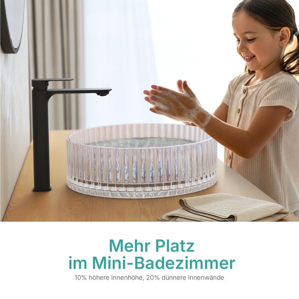 Szene eines Badezimmers mit einem Mädchen, das sich die Hände in einem Waschbecken aus Glas wäscht, mit einer schwarzen Armatur und Handtüchern