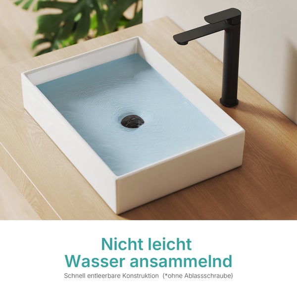 Aufsatzwaschbecken mit schwarzer Armatur auf einer Holzoberfläche