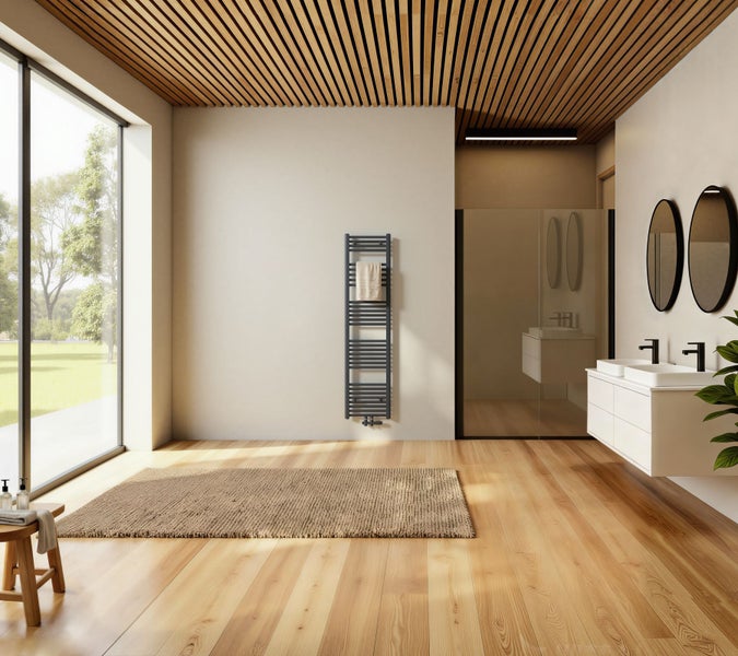 Modernes Badezimmer mit Holzlamellendecke, Holzfußboden, Handtuchheizkörper in Dunkelgrau, Doppelwaschtisch mit runden Spiegeln und Glasdusche.