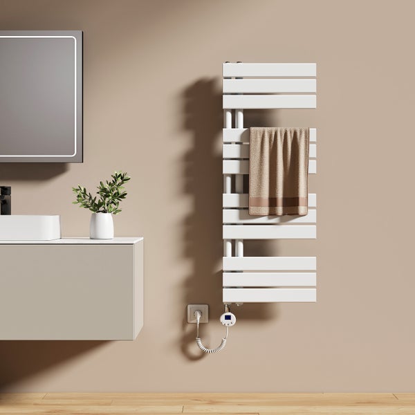 Badezimmer mit Waschtisch, Spiegel und elektrischem Handtuchwärmer mit Handtuch