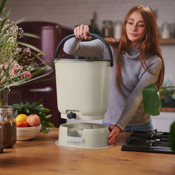 Skaza Bokashi Essential Biomülleimer Küche (15,3 Liter) + Base - Komposteimer Küche und Garten aus recyceltem Kunststoff - Starter Set + incl. 1 kg Fermentation Starter - Creme