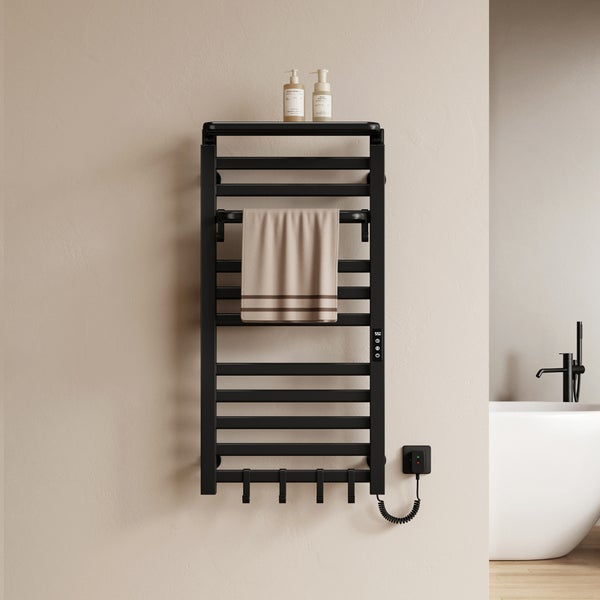 Moderner elektrischer Badheizkörper mit integrierter Ablage, Haken und digitaler Anzeige in einem minimalistischen Badezimmer.
