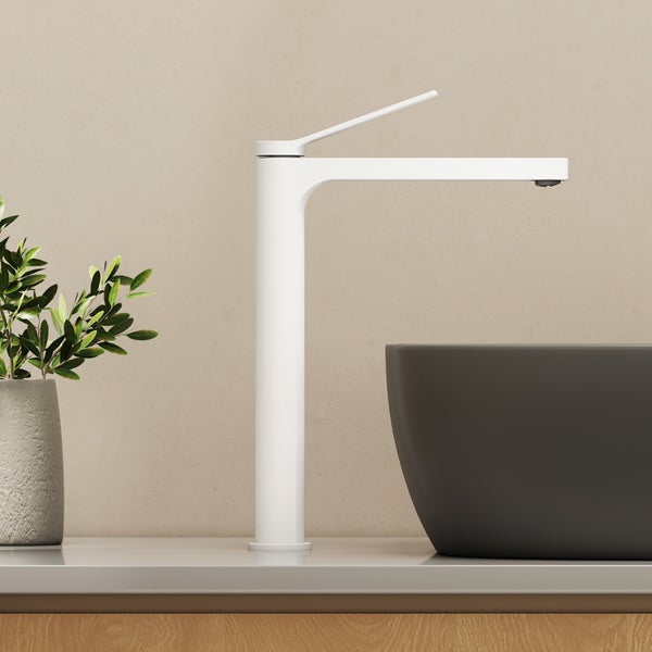 Weißer Waschtischmischer neben einem grauen Waschbecken.