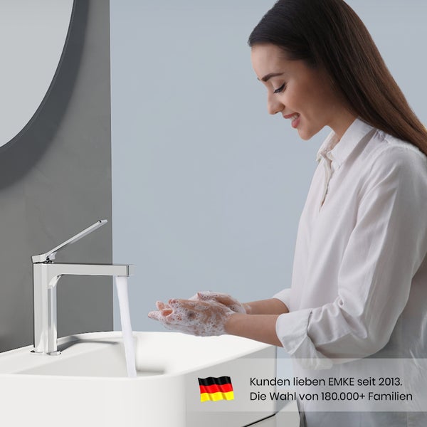 Frau wäscht Hände mit EMKE Wasserhahn im Badezimmer