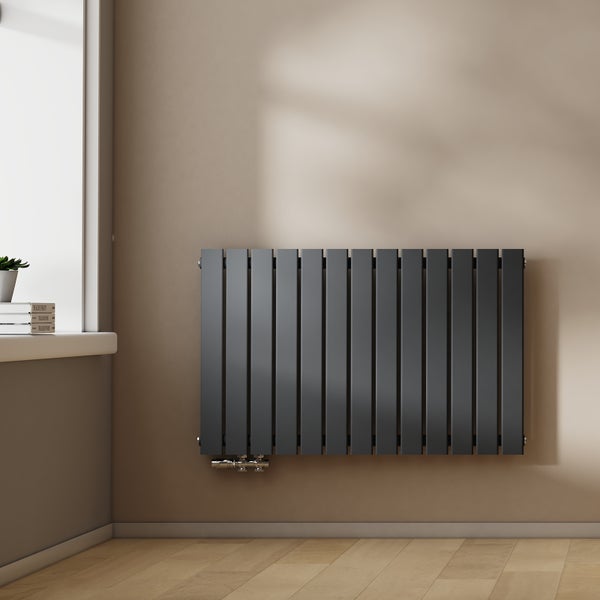 Flachheizkörper an der Wand in einem Raum