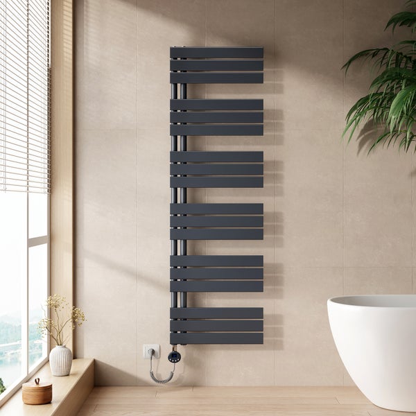 Moderner elektrischer Badheizkörper in Anthrazit mit horizontalen Lamellen an einer Wand neben einer Badewanne in einem hellen Badezimmer.