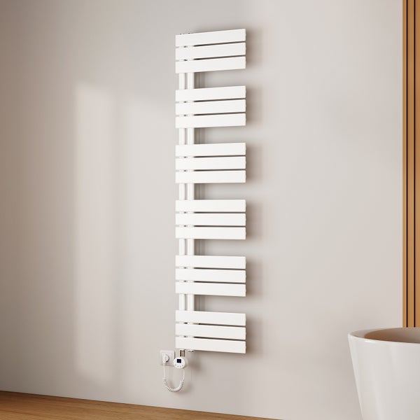 Weißer Handtuchwärmer im Badezimmer