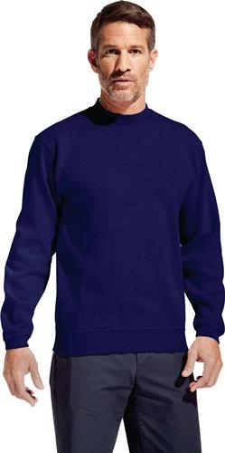 Mann trägt Sweatshirt