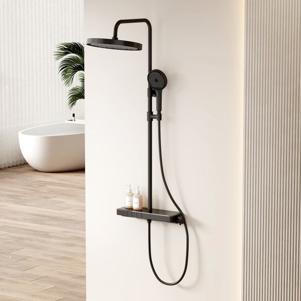 Modernes schwarzes Duschsystem mit Regendusche, Handbrause und Ablage in einem hellen Badezimmer mit freistehender Badewanne.