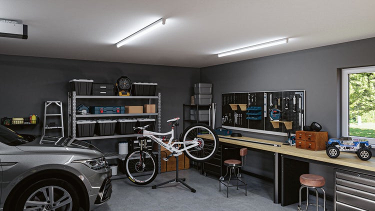 Garage mit Auto, Fahrrad, Regalen, Werkbank und Werkzeugen für die Garageneinrichtung