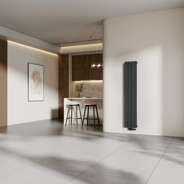 Heller Raum mit Küchenzeile, Barhockern und einem Heizkörper.