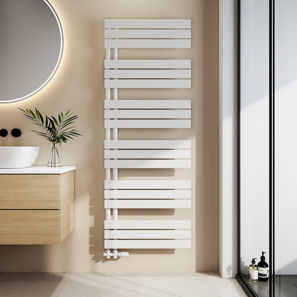 Badezimmer mit Handtuchwärmer, Waschtisch und Spiegel