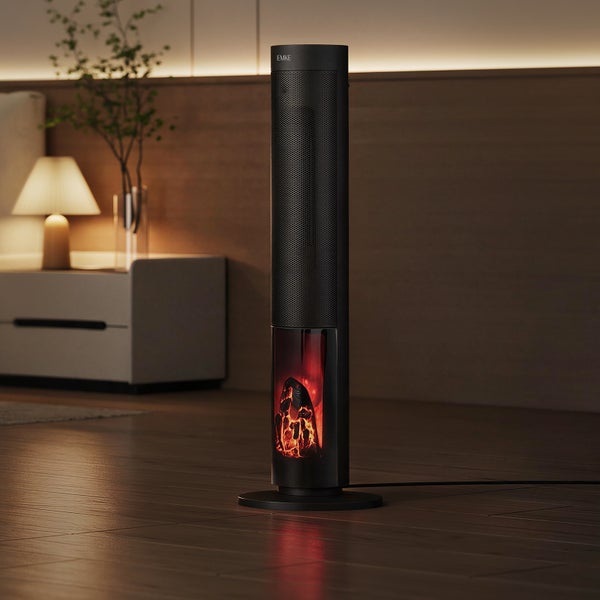 EMKE Turmheizer mit Flammeneffekt stehend auf Holzboden neben einer Pflanze in einem hellen Raum