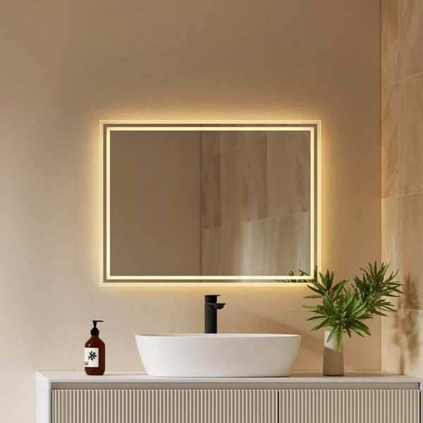 Modernes Badezimmer mit rechteckigem LED-Spiegel mit Lichtrahmen und indirekter Beleuchtung, weißem Aufsatzwaschbecken und schwarzer Armatur.