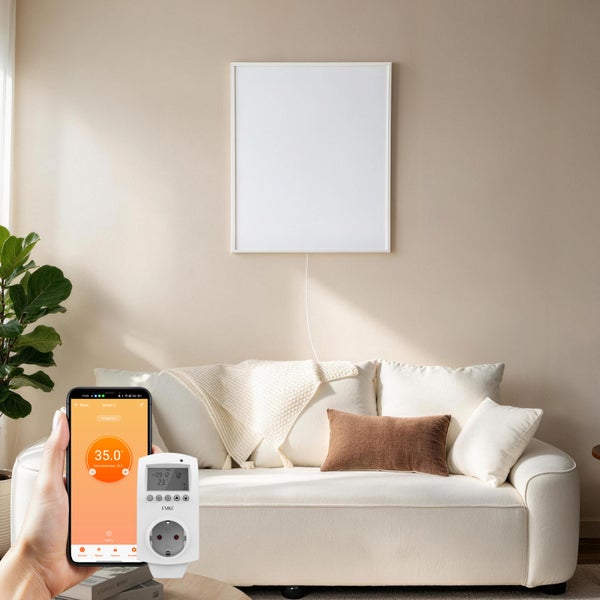 Smart Home Infrarotheizung mit App Steuerung und Steckdosenthermostat in einem modern eingerichteten Wohnzimmer mit Sofa.
