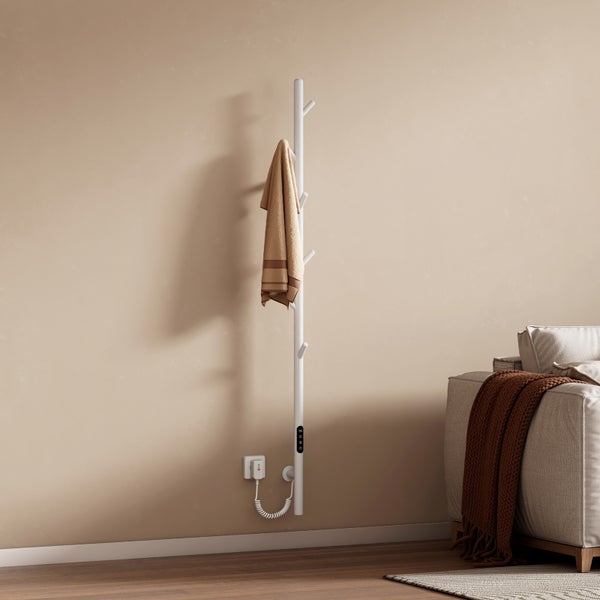 Elektrischer Handtuchwärmer mit Handtuch an der Wand