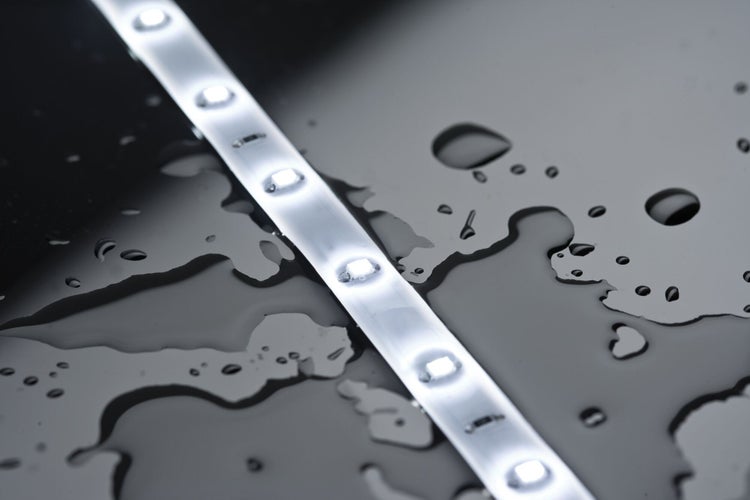 LED-Streifen auf feuchtem Untergrund