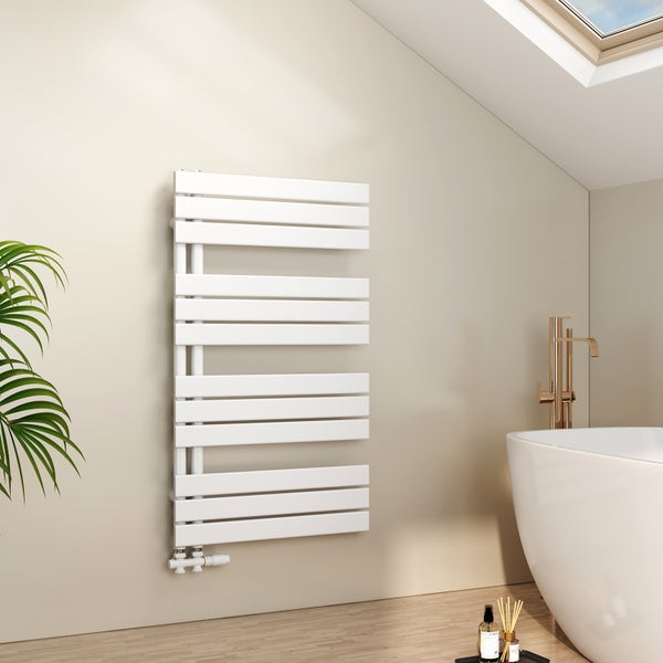 Moderner weißer Badheizkörper mit flachen horizontalen Paneelen an der Wand neben einer Badewanne in einem hellen Badezimmer.