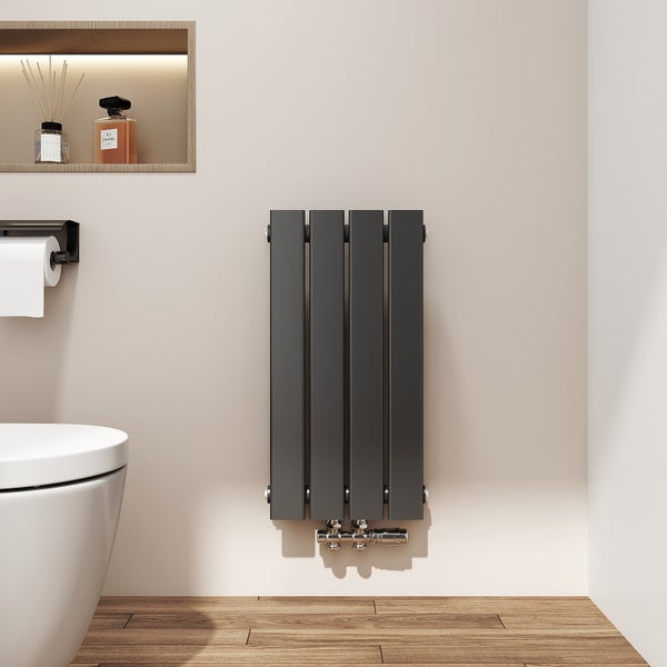 Badezimmer mit Heizkörper, Toilette und Dekoration